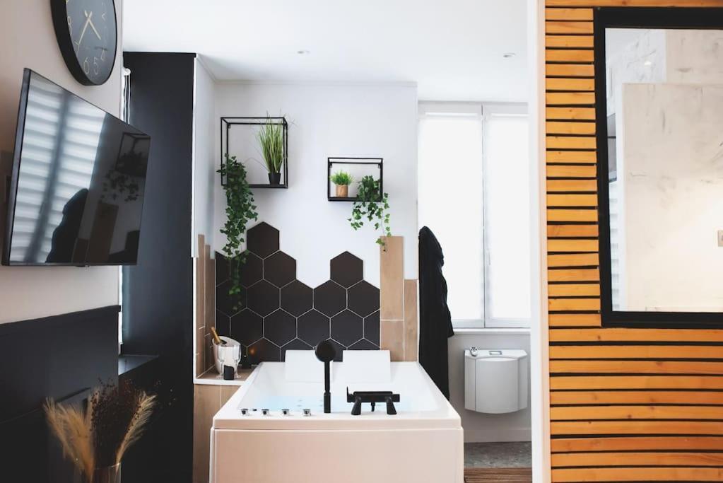 Love Room, La Douce Angevine أنجير المظهر الخارجي الصورة
